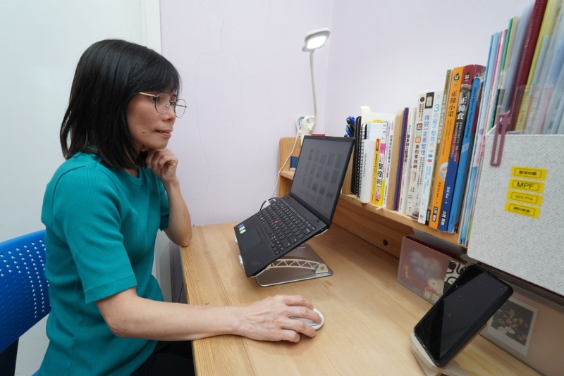 臺燈應該放置在慣用手的對側，以避免寫字時出現暗影。