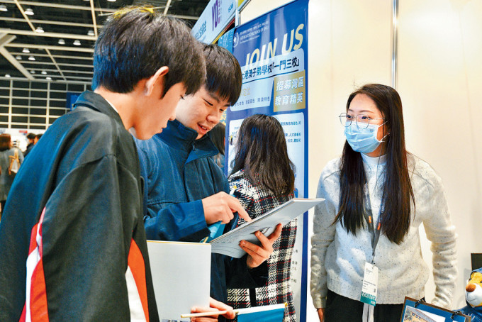 維港教育集團于職業及教育博覽擺設攤位，冀有助招聘港籍教師。