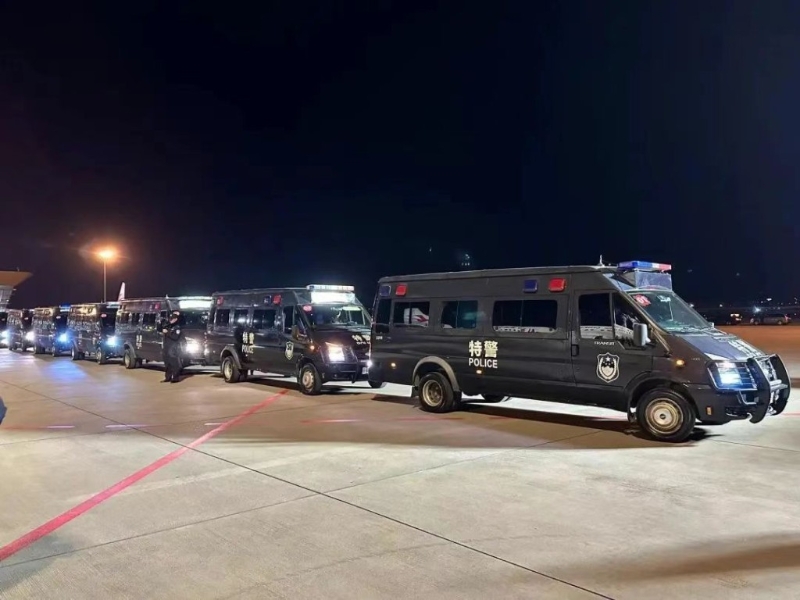 「果敢王」白所成等10名重犯被押解回國。 央視新聞