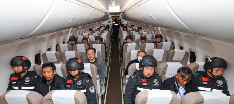 前排押解的是白所成（右） 魏懷仁（左）。新華社