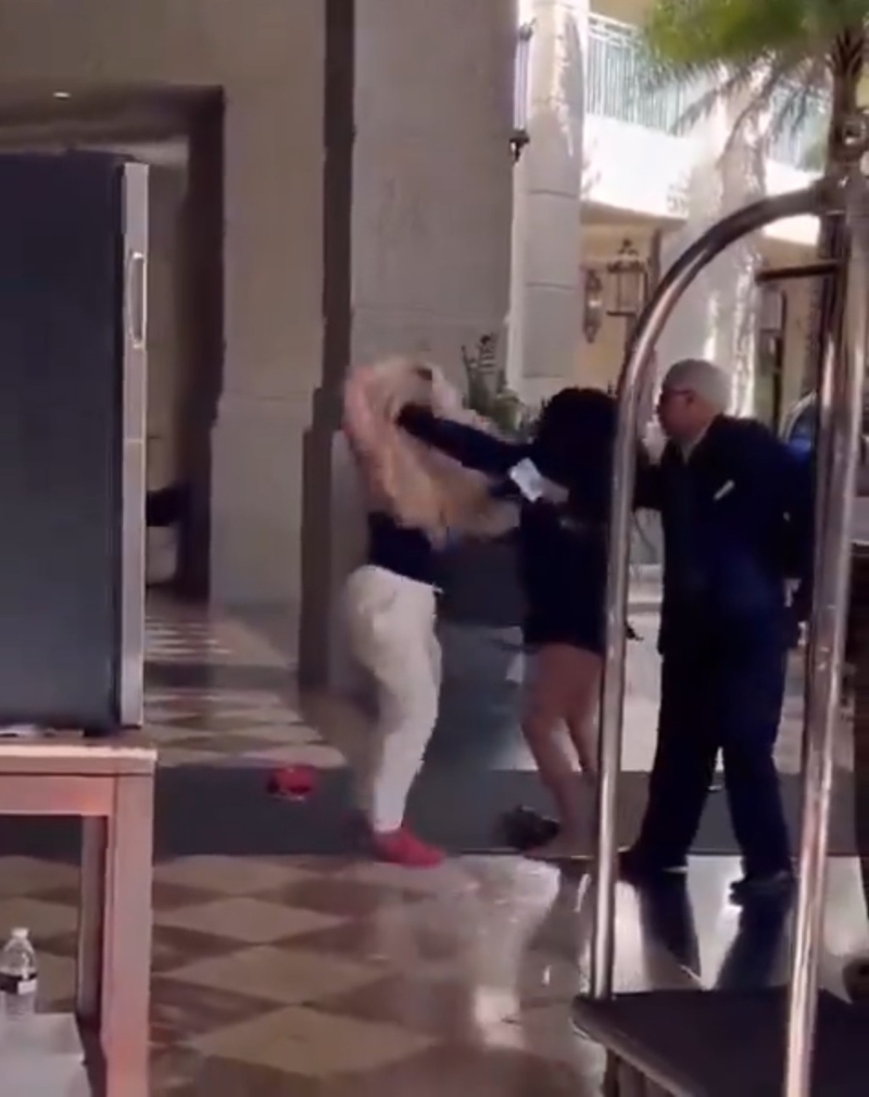 對方也不甘示弱，扯白褲tubetop（背心）女的頭發。 X