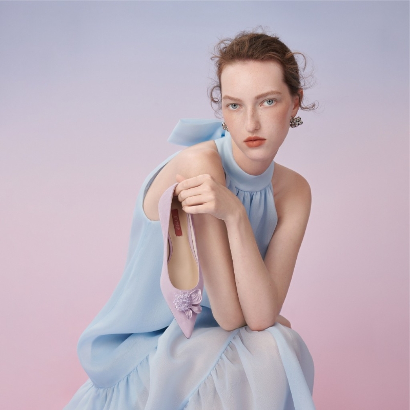 Joy & Peace立體鳶尾花矮跟 $1,398，鞋頭飾以烤漆金屬質感鳶尾花，加上幻彩水晶串珠點綴。