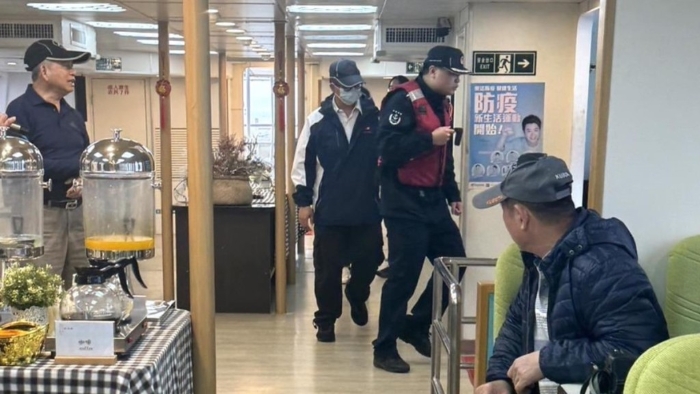 福建海警船登金門游艇檢查。