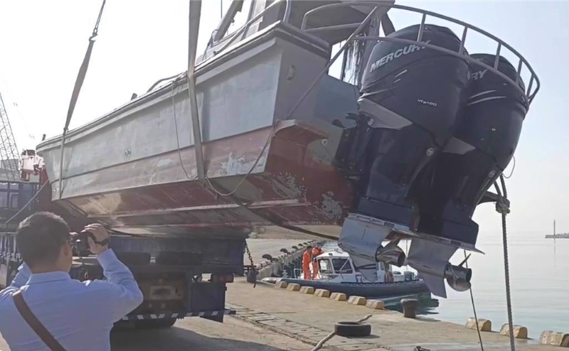 擁有雙伡的大陸無船籍快艇遭臺方快艇追逐后翻覆，未料海巡隊員竟沒拍影像。