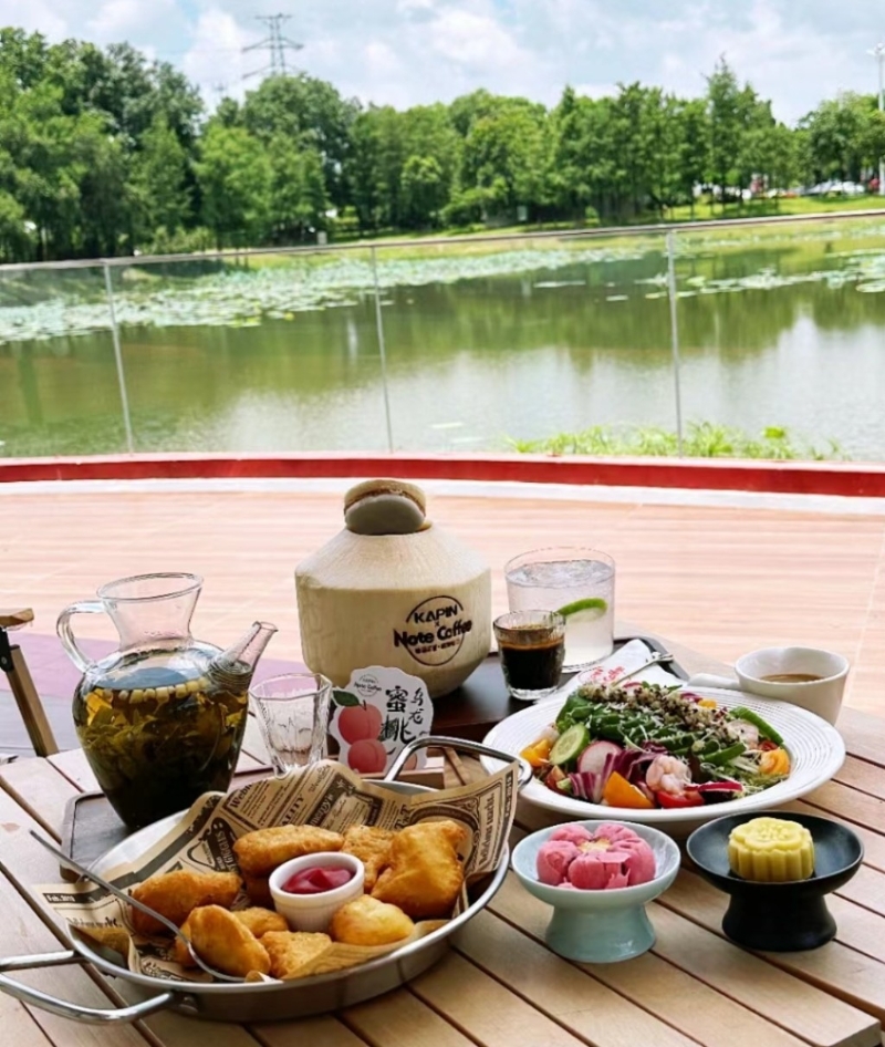 東莞好去處2024｜8. 荔香書吧牛油果蝦仁沙拉、原個椰青水、香香雞塊。（圖片來源：小紅書）