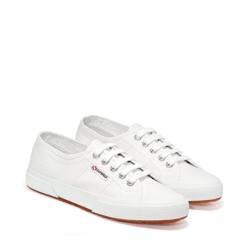 Superga經典2750白鞋 $478。