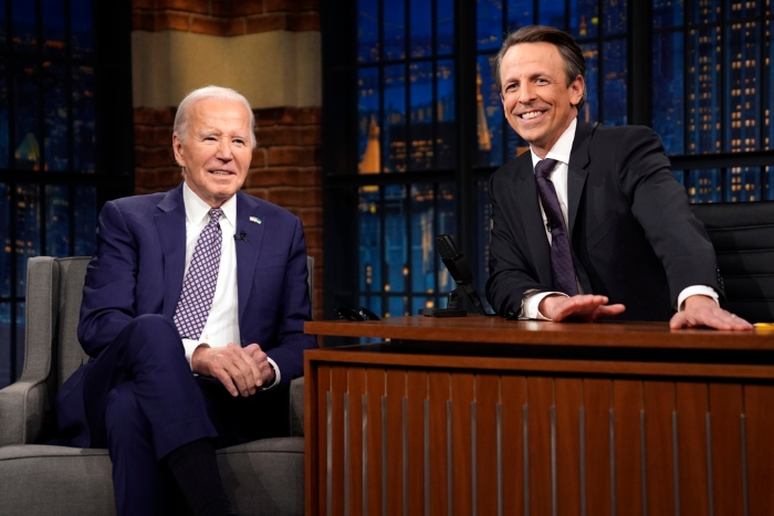 拜登（左）26日在國家廣播公司談話節目“塞斯梅耶斯深夜秀”露面，接受主持人梅耶斯（右）訪問。