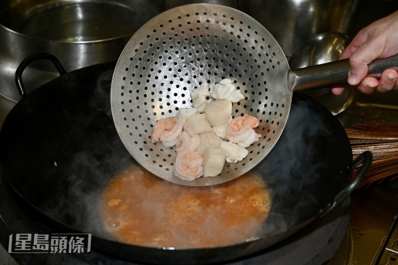 材料包括多款海鮮。