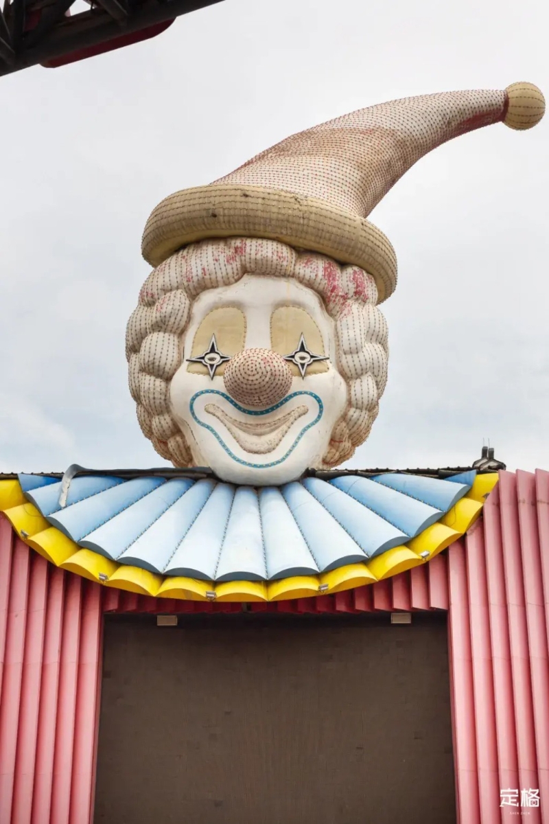 位于其大門口的“小丑大門”