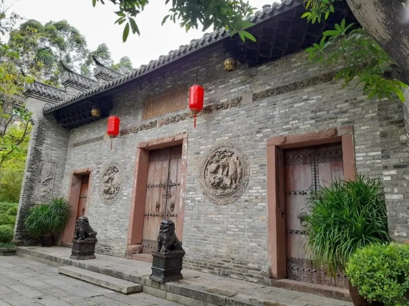 古鎮除有風景有食肆有商場，還有人像繪畫，更有漢服租借。