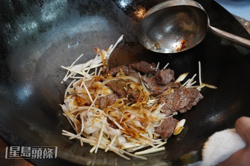 干炒牛河著重鑊氣。