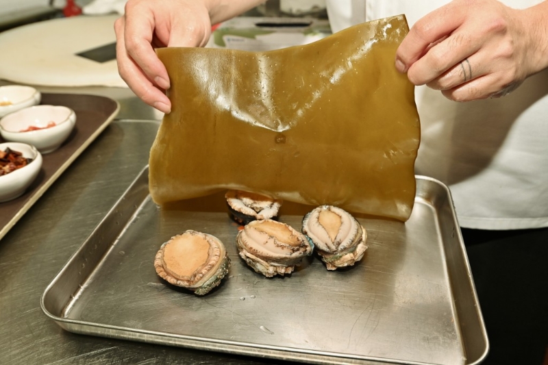 用昆布蓋著鮑魚蒸熟 用昆布蓋著鮑魚蒸熟