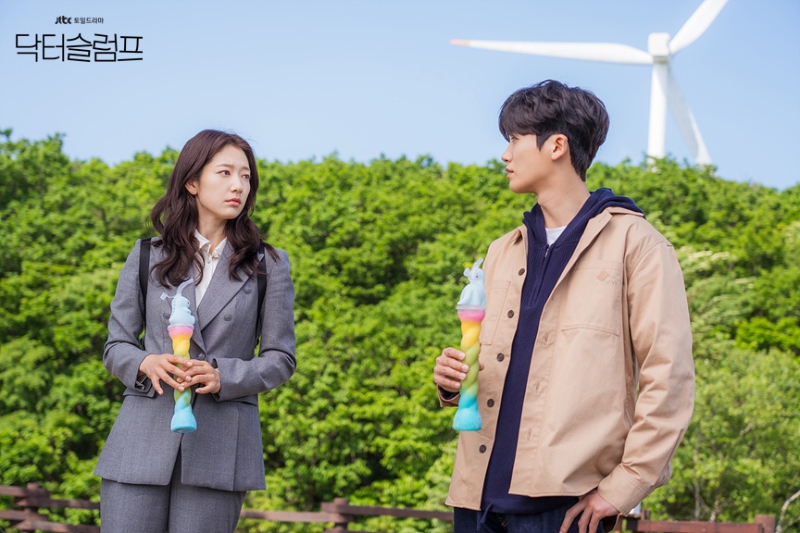 樸信惠身穿孖襟西裝外套及長褲 樸信惠身穿孖襟西裝外套及長褲