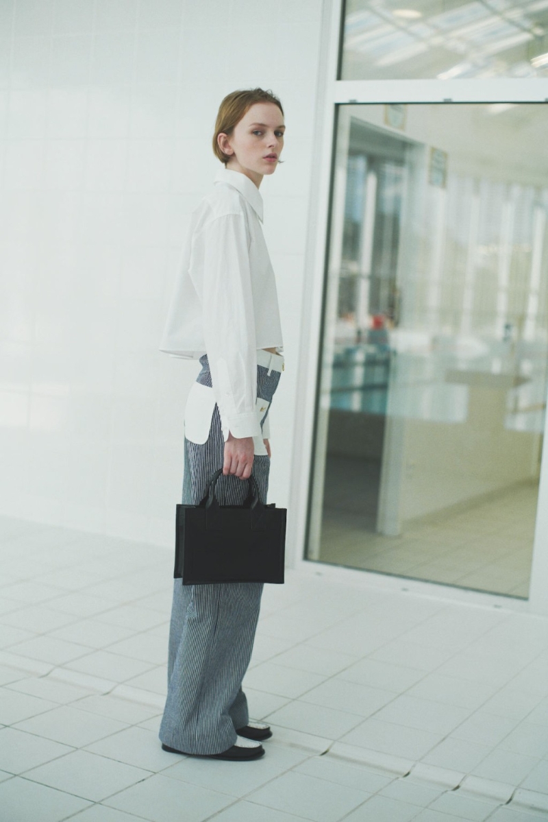 模特兒以Sandro白色短身恤衫 模特兒以Sandro白色短身恤衫