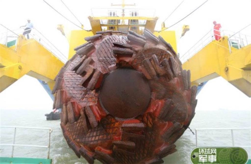 大陸挖泥船“天鯨號”巨大絞刀頭。