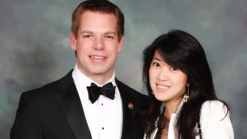 方芳與加州聯邦眾議員斯沃爾韋爾 方芳與加州聯邦眾議員斯沃爾韋爾