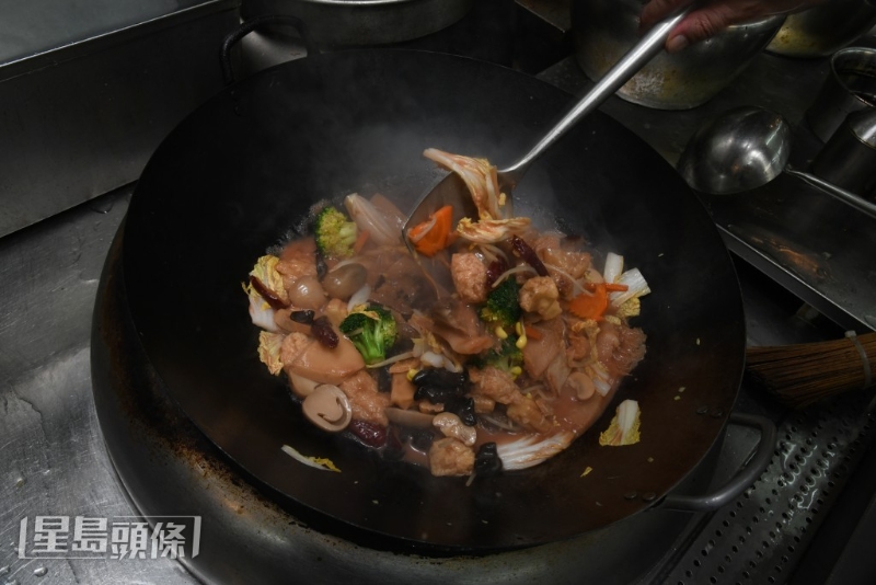 炮制燜齋講究下蔬菜的次序。