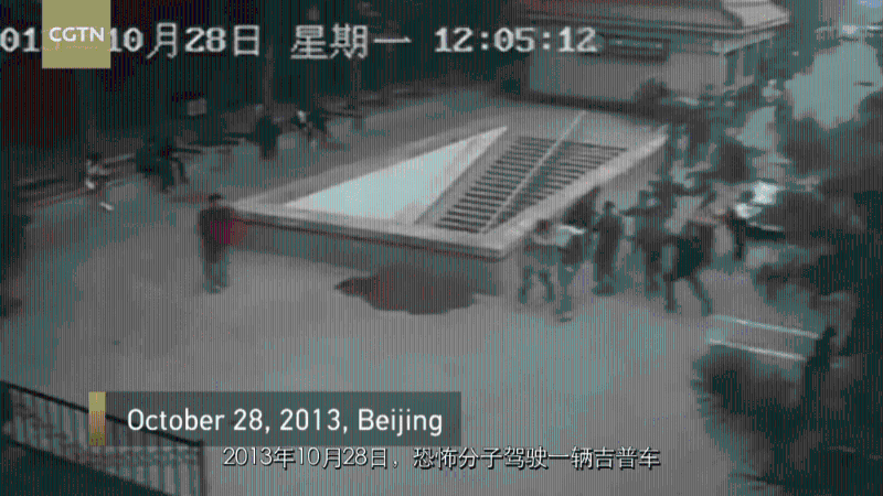 吉普車向人群沖撞。