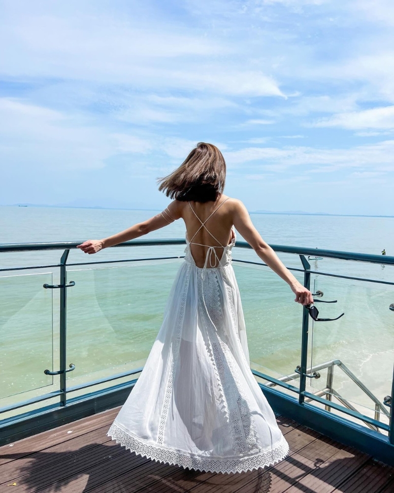 朱智賢大曬玉背，還見到胸部側漏。