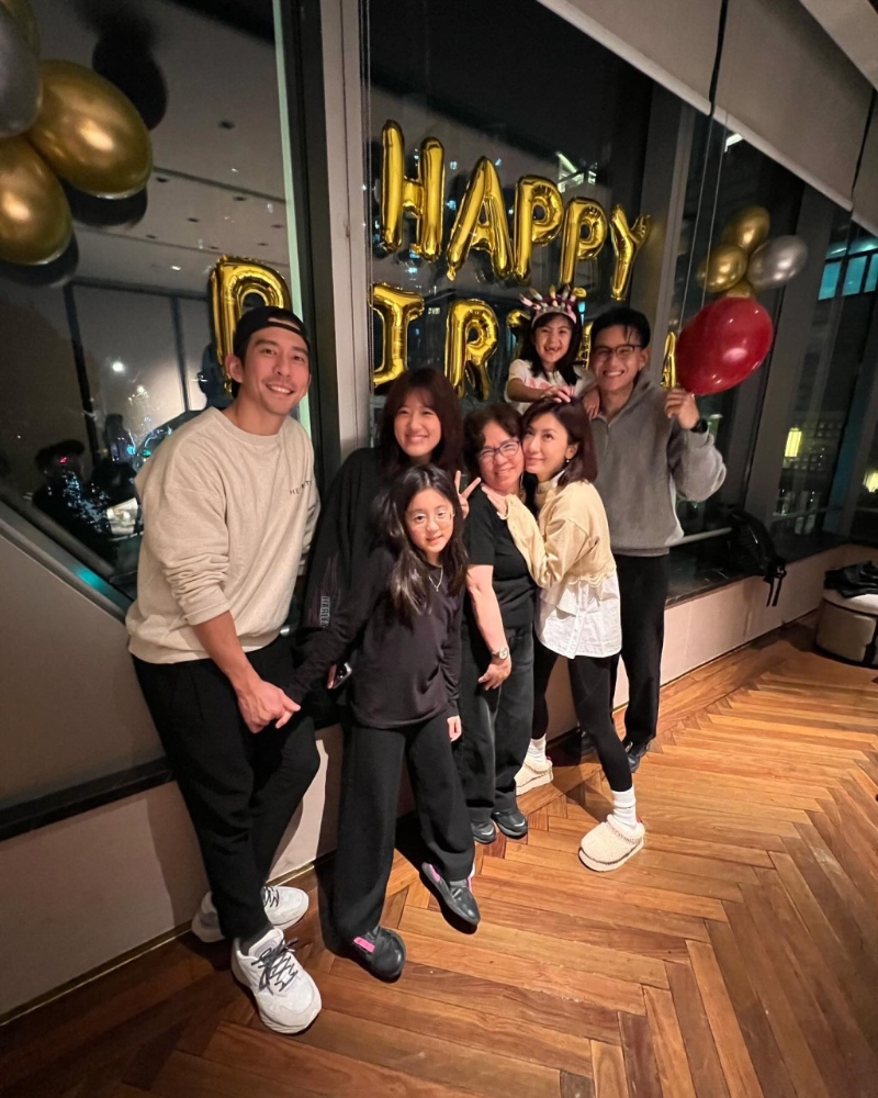 賈靜雯與老公修杰楷為小女兒慶祝生日。