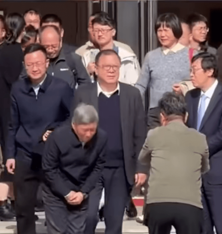 “網紅校長”卸任離校園 “網紅校長”卸任離校園