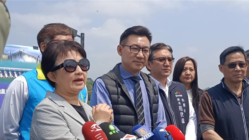 盧秀燕(左) 盧秀燕(左)