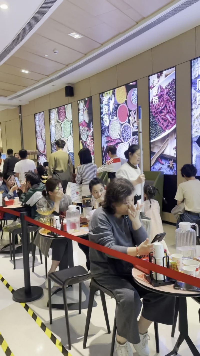 海底撈門外大量顧客在等位。（小紅書截圖）