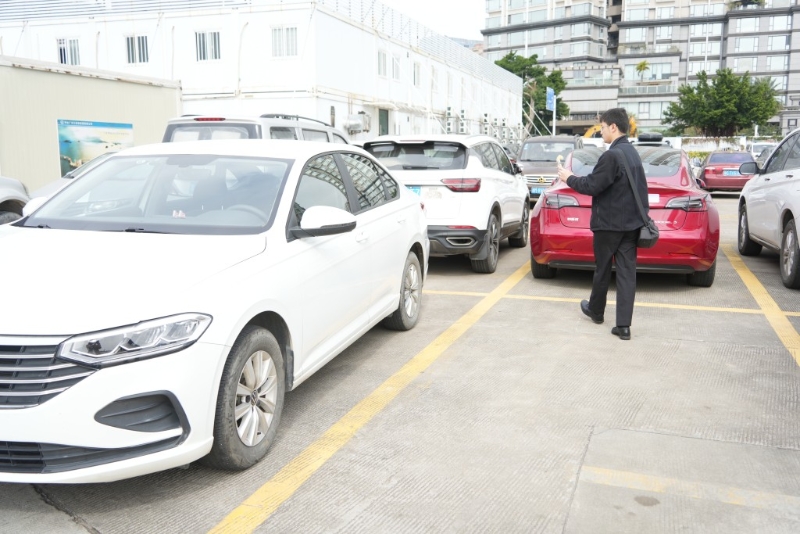 取車后先圍繞車身觀察，并拍下影片。