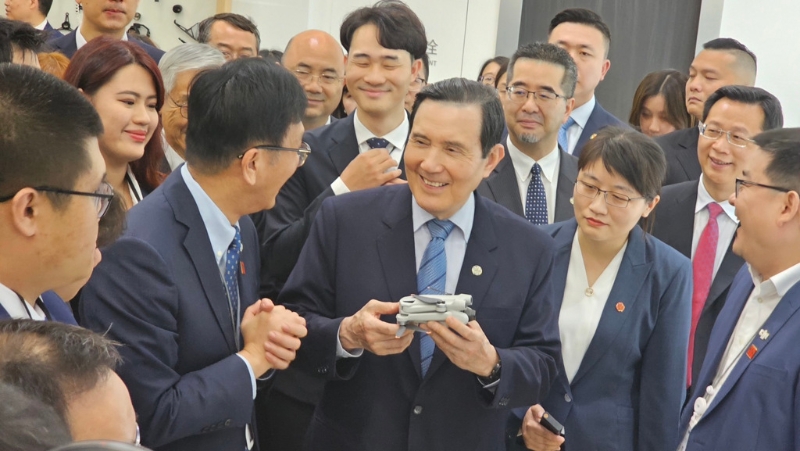 馬英九抵達深圳首站前往大疆創新公司 馬英九抵達深圳首站前往大疆創新公司