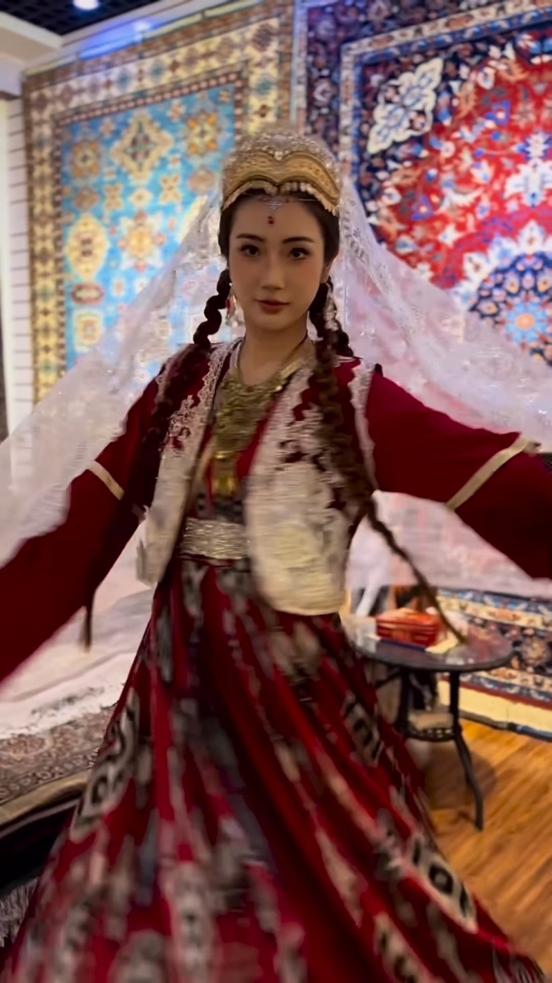 蔡嘉欣還入鄉隨俗跳舞。