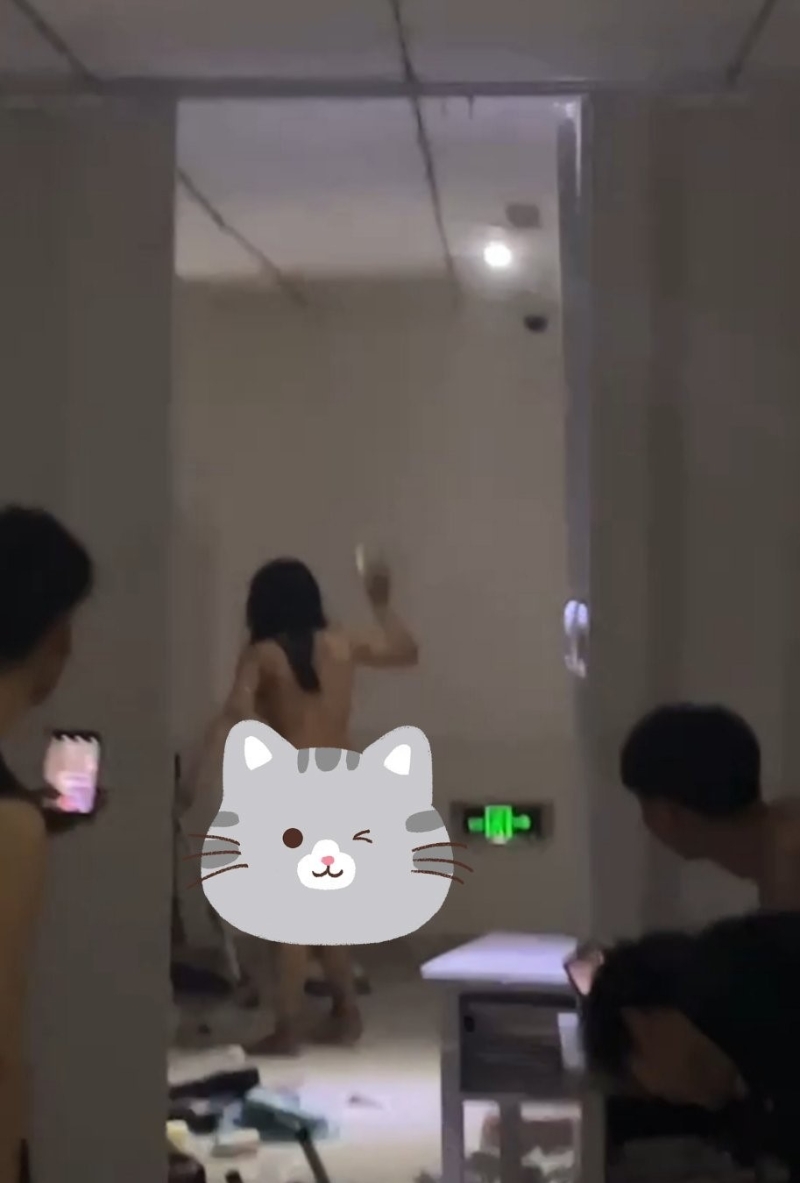 長發女全身赤裸闖男生宿舍打砸3 長發女全身赤裸闖男生宿舍打砸3