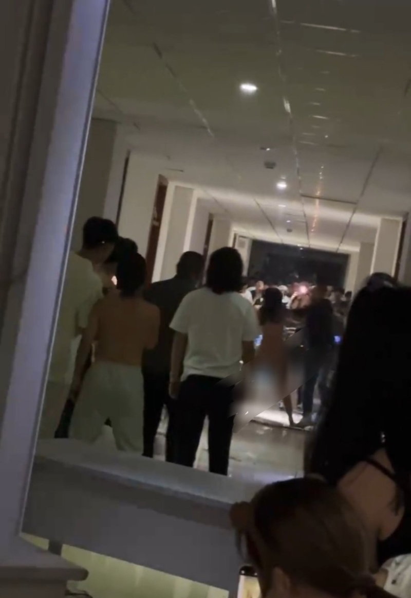 長發女全身赤裸闖男生宿舍打砸2 長發女全身赤裸闖男生宿舍打砸2