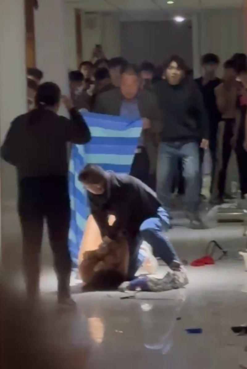 長發女全身赤裸闖男生宿舍打砸1 長發女全身赤裸闖男生宿舍打砸1