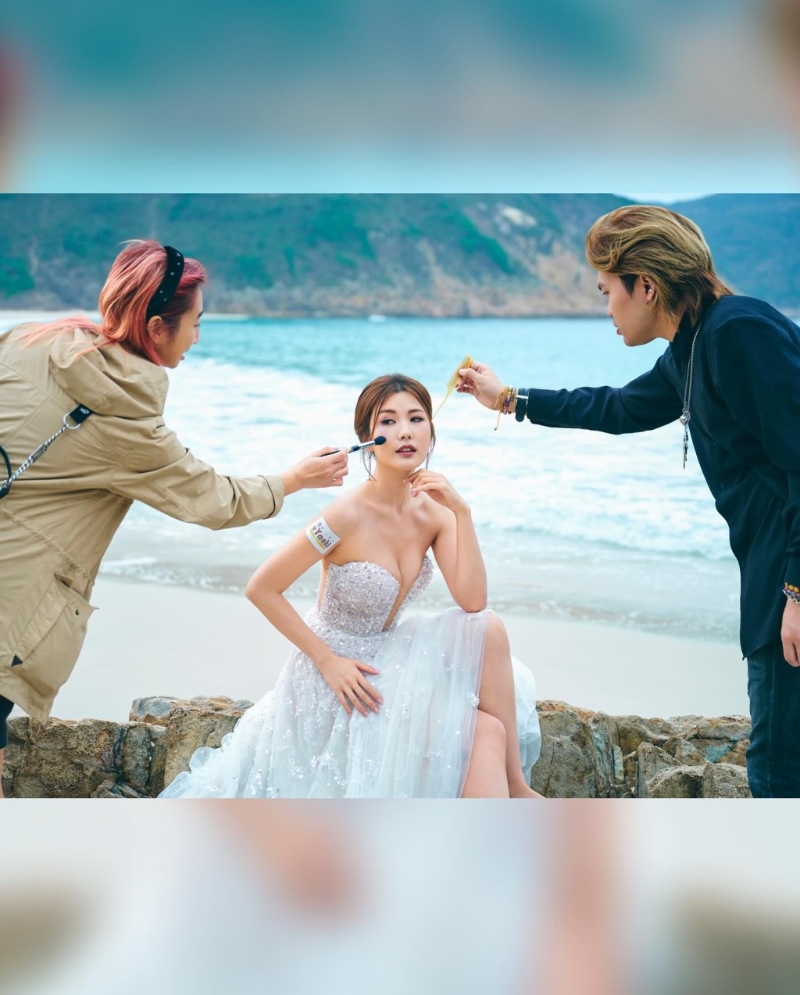 趙璧渝亦穿上兩套超Deep V晚裝。