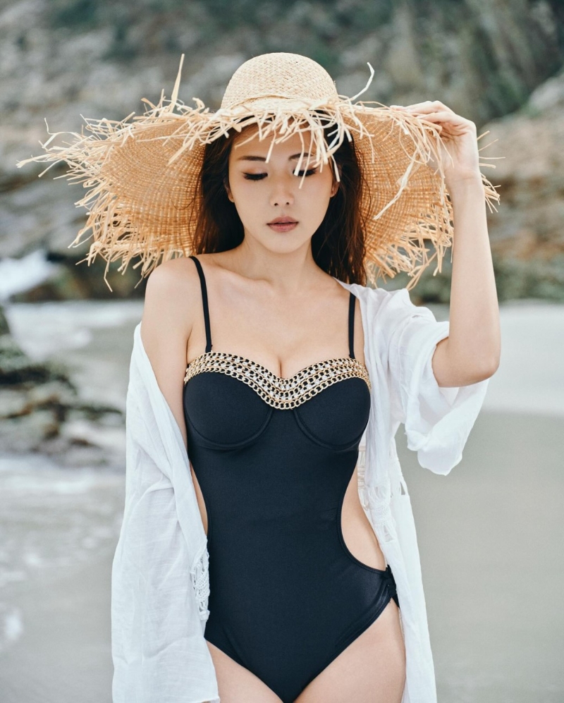 趙璧渝至少換上三款造型，其中一款以低胸露腰一件頭示人。