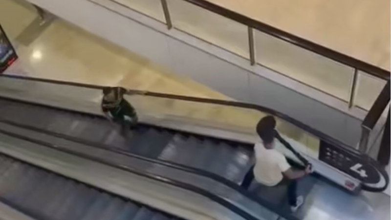 一名男子持巨物阻止持刀兇徒前進