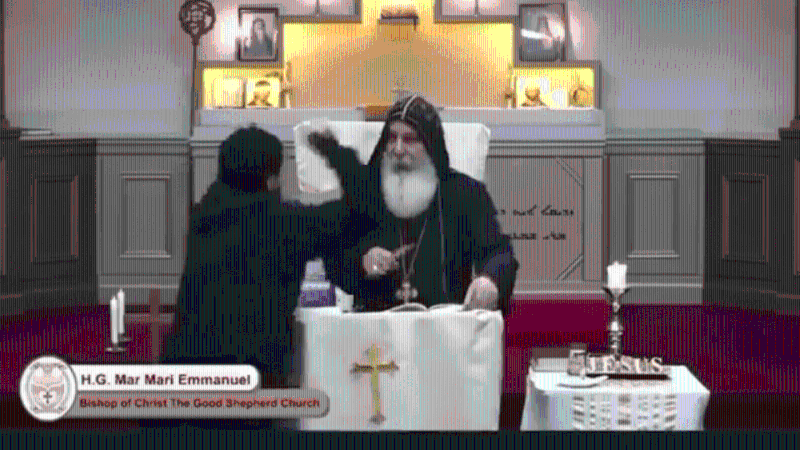 男子向牧師舉起武器 男子向牧師舉起武器