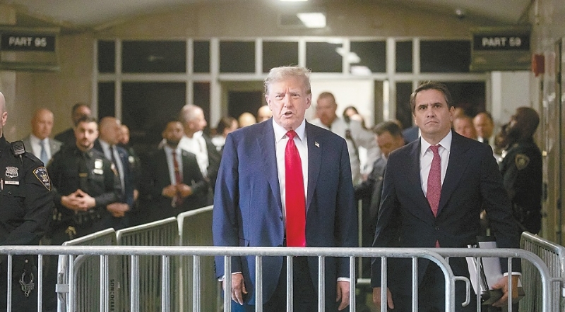 當地時間15日，美國前總統特朗普及其律師抵達紐約曼哈頓刑事法院后對媒體發聲。