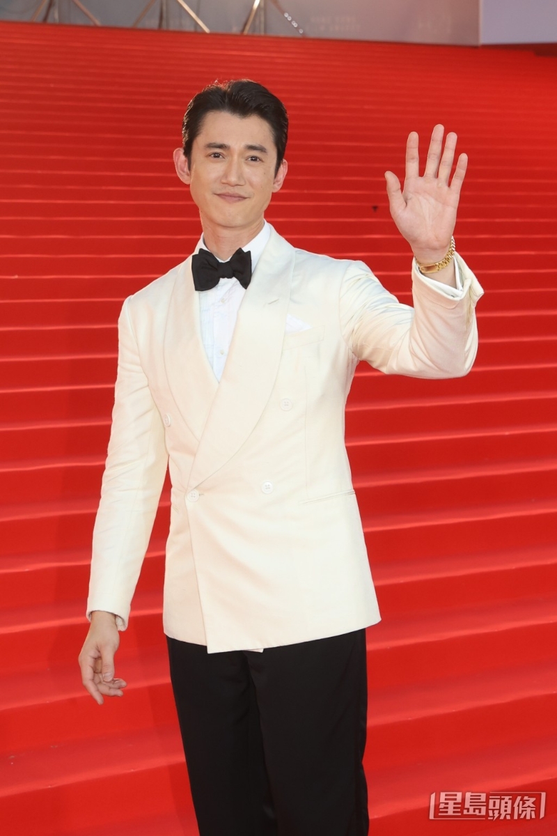 臺灣男星吳慷仁穿上Ralph Lauren Purple Label 白色西裝襯黑色西褲型仔現身。