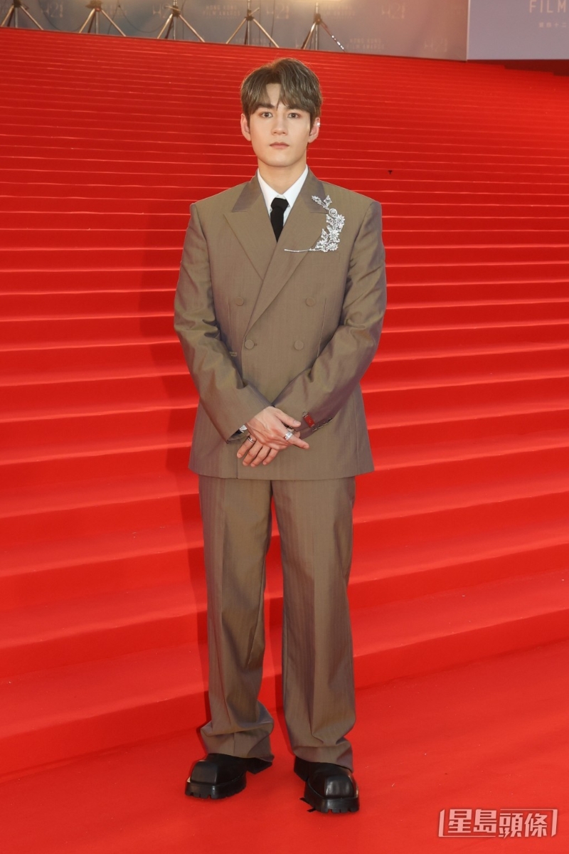 Jeffrey魏浚笙戴上法國珠寶品牌Boucheron的胸針，突顯隆重一面。