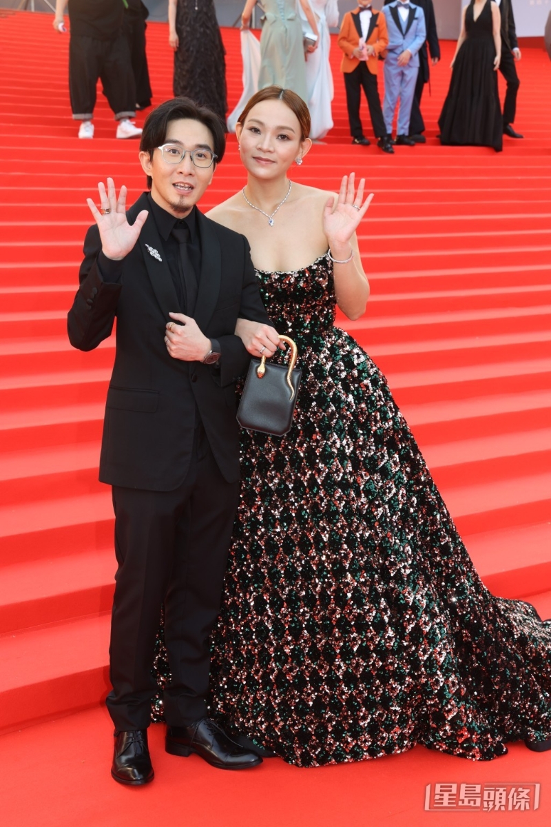 卓亦謙與新婚太太行紅地氈。