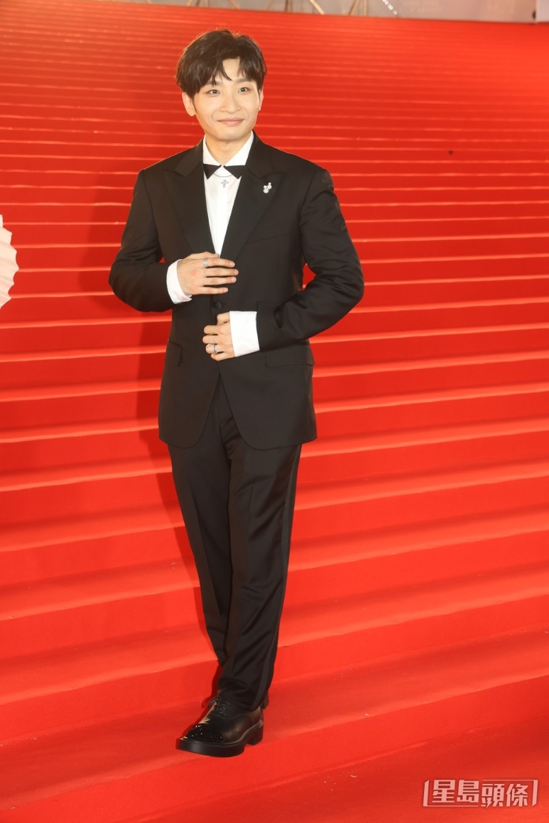 何啟華（Dee）佩戴DAMIANI珠寶出席金像獎。