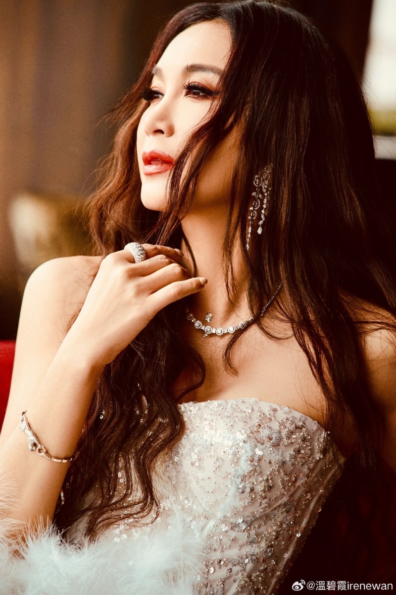 溫碧霞穿上一襲純白色露肩羽毛晚裝，配以英皇珠寶全套價值百萬元鉆石耳環、手、頸項、戒指首飾，淡雅之中不失華麗。
