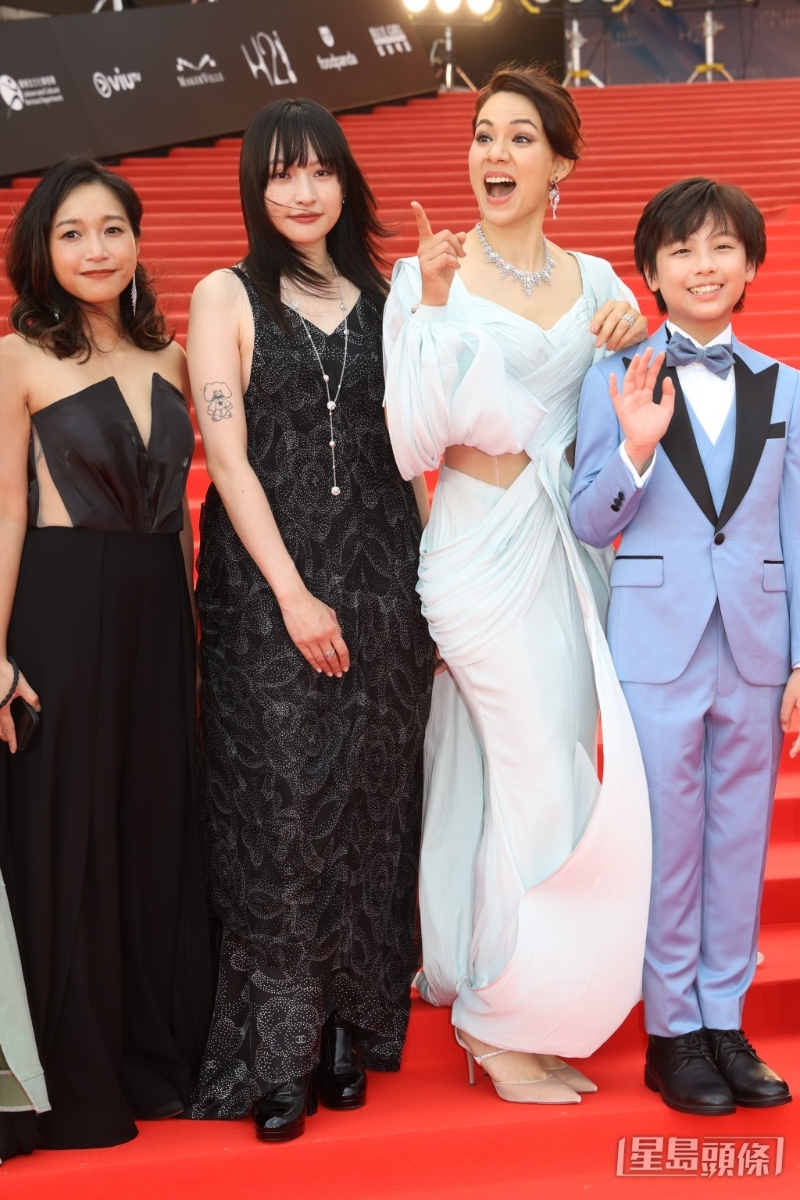 韋羅莎（右二）隨《年少日記》團隊現身紅地氈，所戴的珠寶由周大福贊助。
