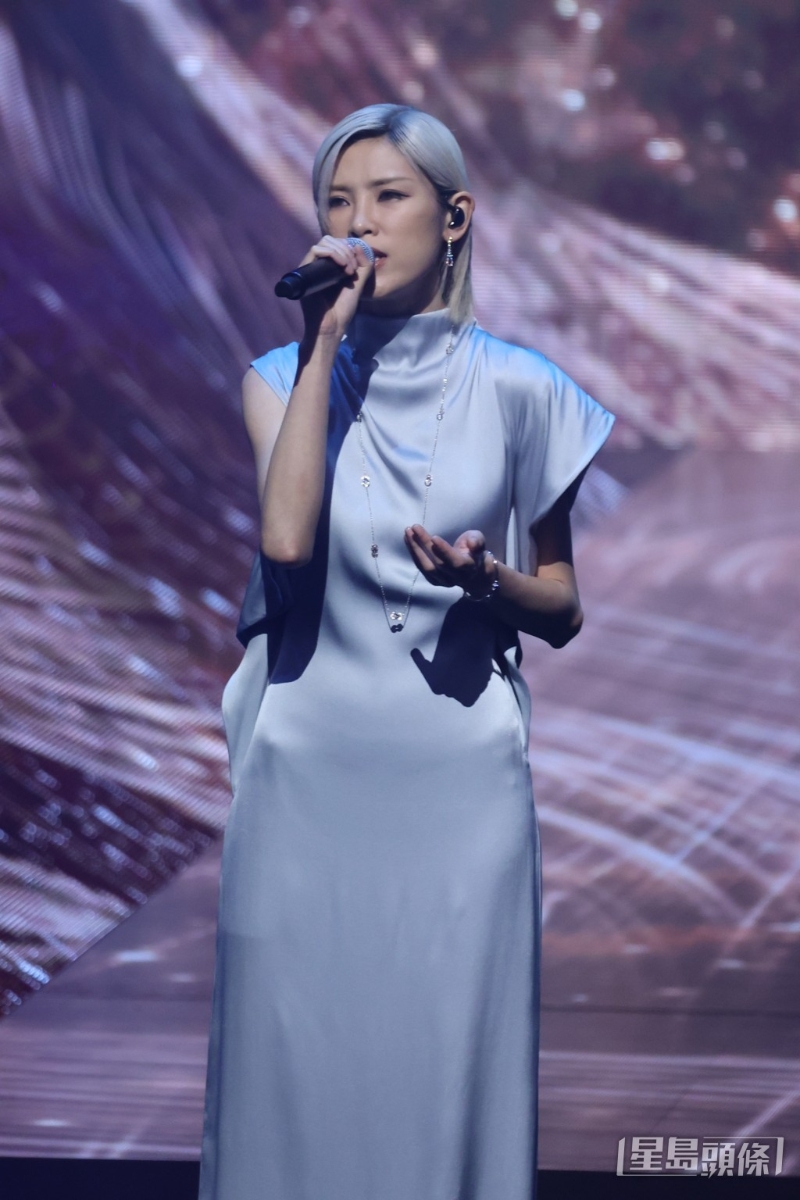 陳蕾開場時穿上湖水藍晚裝來自品牌Fendi，并佩戴FRED Chance Infinite白金鉆石項鏈、Force 10白金鉆石耳環和手鐲。