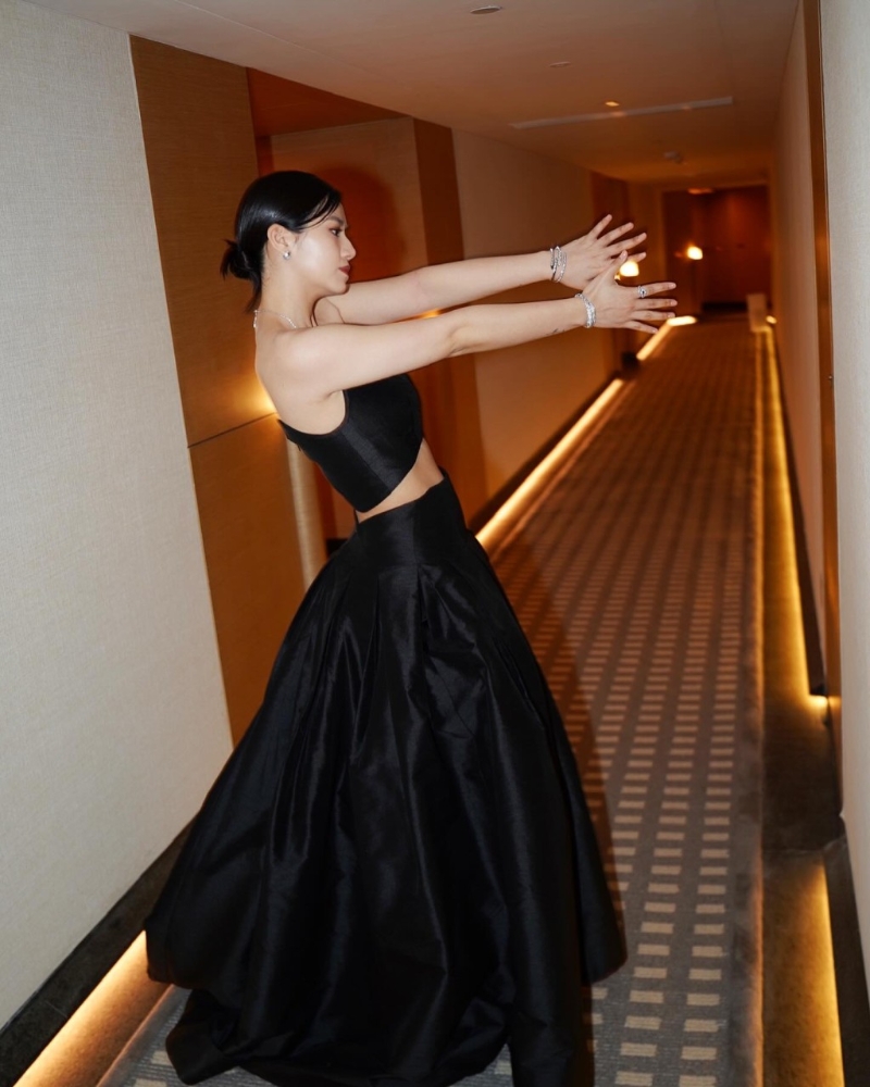 楊偲詠之后換上時裝設計師Vivian Luk黑色晚裝、Giuseppe Zanotti鞋，出席頒獎禮。