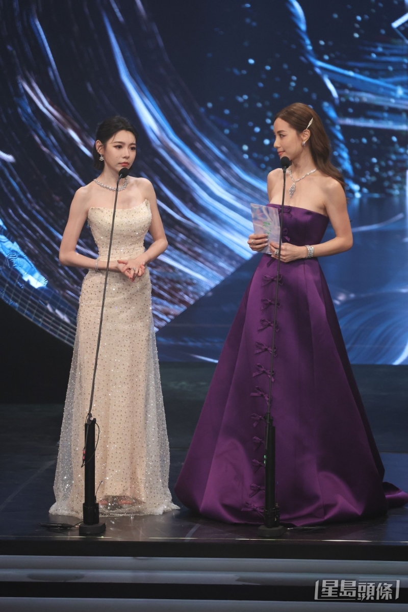 林明禎與鄧麗欣頒發最佳編劇。