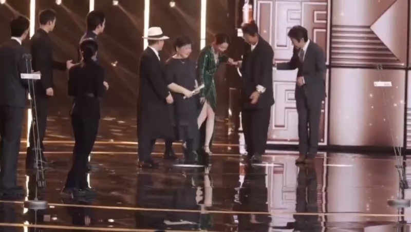 蔣勤勤仍不忘保持冷靜，臉上也維持笑容。 