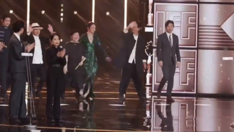 蔣勤勤與其他人一同上臺。