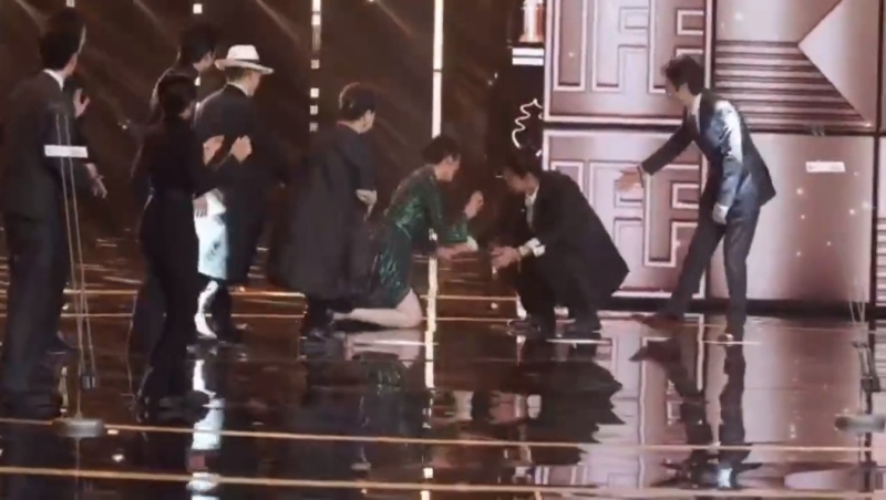 其他人見狀急忙上前攙扶。